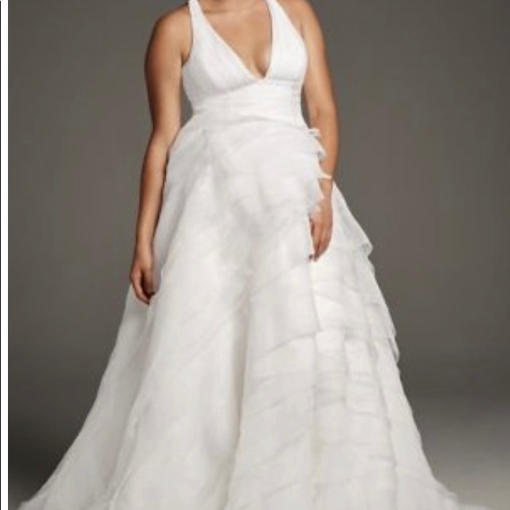 Vera Wang Tiered White Organza T-back Wedding Dress